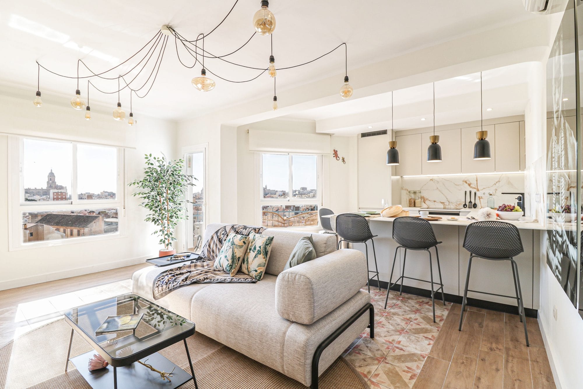 Diseño de interiores y decoración con mobiliario minimalista y encimera porcelánica en Málaga