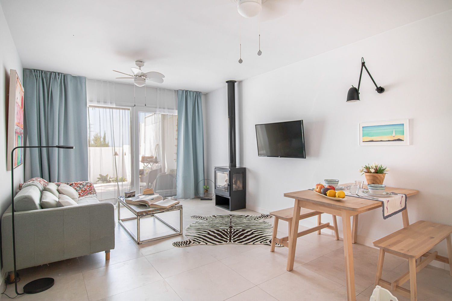 Reforma de chalet en Málaga, Chilches con diseño minimalista y luz en la costa del sol.